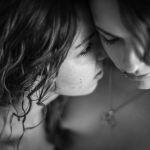 VERA Y VICTORIA. Vera confessed to Victoria that she was transexual the day they kissed for the first time. It was in a park. It did not change anything. For the four years that they were together, they loved each other as they had never loved anyone before.
For that part of their lives, Vera and Victoria were no longer two people, they merged into one. They built a home together filled with dreams and future projects. Indifferent to the prejudice of others, they surrendered to love and passion. "Vera and Victoria" is a visual diary shot between 2012 and 2016 in which Mar Sáez has portrayed the intimate universe of Vera and Victoria. A universe in which new facets of a relationship as intense as theirs come to the surface. No better or worse than anyone else.