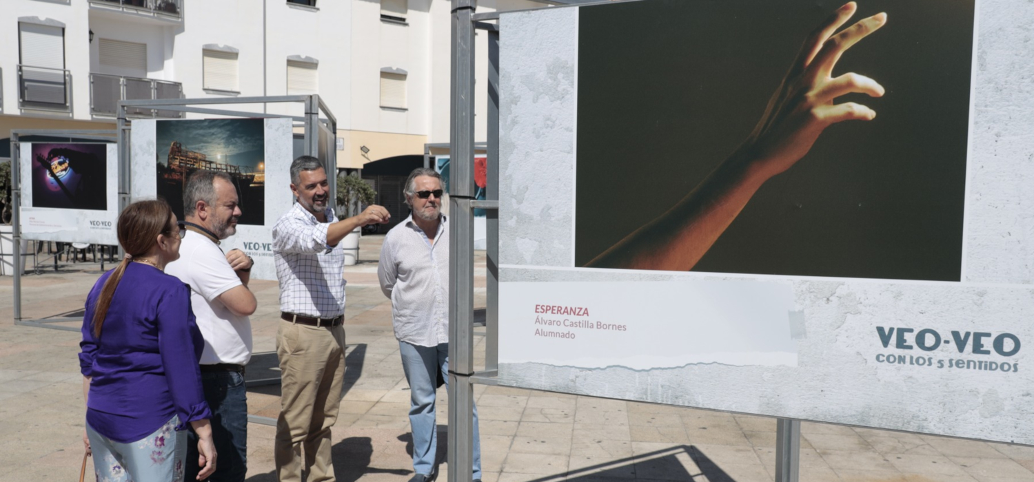 El vicerrector de Cultura de la Universidad de Cádiz José María Pérez Monguió, inaugura la exposición fotográfica “Veo-Veo: Con los cinco sentidos”, en la ciudad de Rota