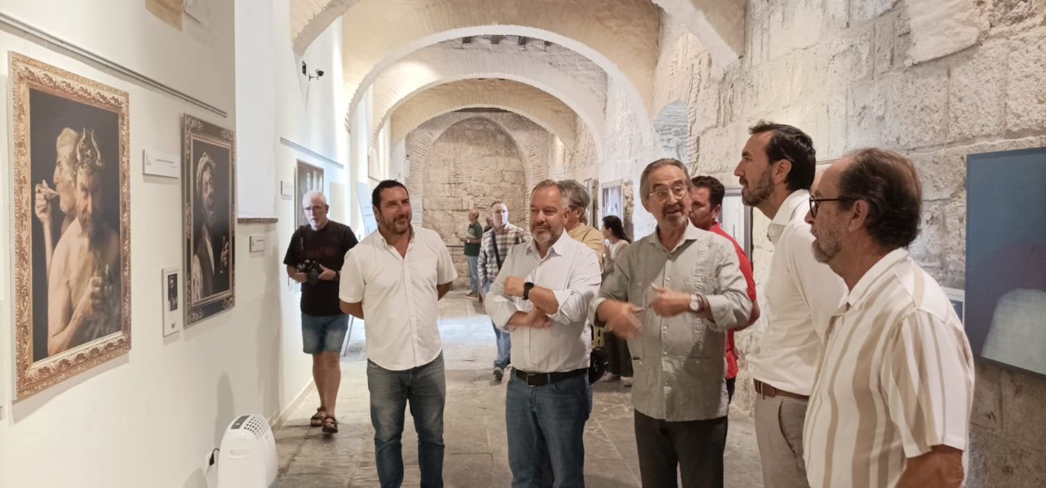 El vicerrector de Cultura de la Universidad de Cádiz José María Pérez Monguió, inaugura la exposición fotográfica “In Vino Veritas” del colectivo Tercero Efe, en la ciudad de Tarifa