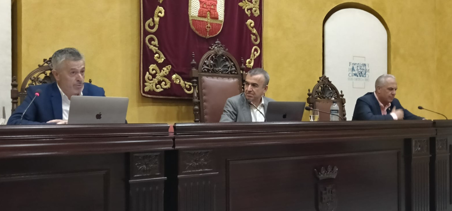 El escritor Lorenzo Silva ofrece la conferencia ‘El novelista y el jurista: el arduo arte de persuadir’ en el marco de la 43ª edición de los Cursos de Verano de la UCA en San Roque