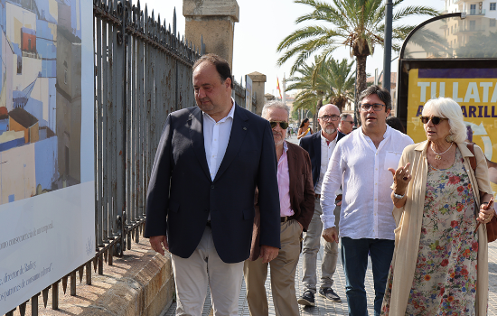 La UCA homenajea sus cursos de verano con una exposición en la reja del muelle