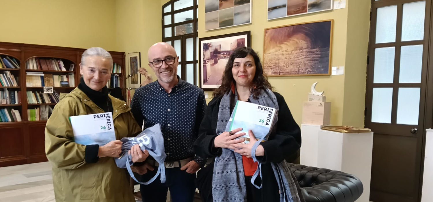 El vicerrector de Sostenibilidad y Cultura, Gonzalo Sánchez Gardey, entrega dos iPad a los participantes en la encuesta de evaluación de formación del Servicio de Extensión Universitaria de la UCA